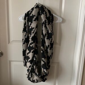 Black and Gray Houndstooth Scarf